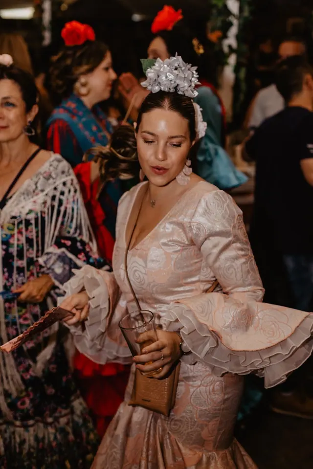 Mujer con vestido de flamenca rosa bailando