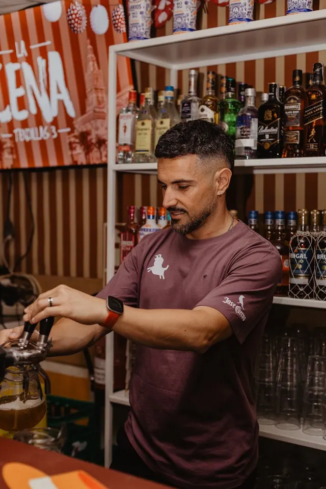 Camarero sirviendo una copa en la barra de La Cena