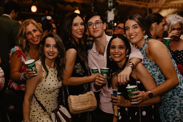 Grupo de amigos brindando juntos en la carpa