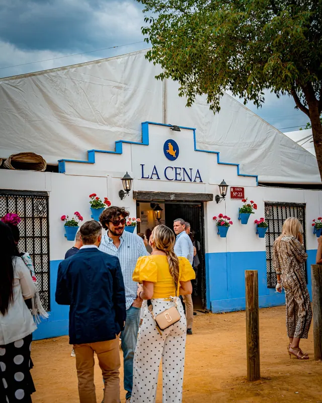 Fachada de La Cena con el rótulo, el emblema del toro y la placa de azulejos junto a la puerta